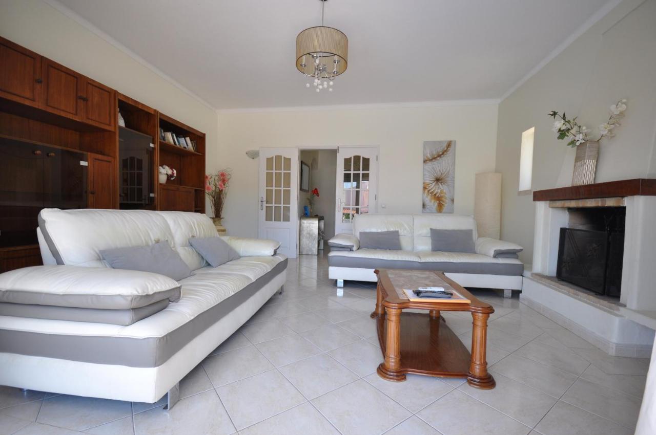 Well-Appointed Villa Is Situated In The Popular Resort Of Vilamoura Quarteira Exterior photo