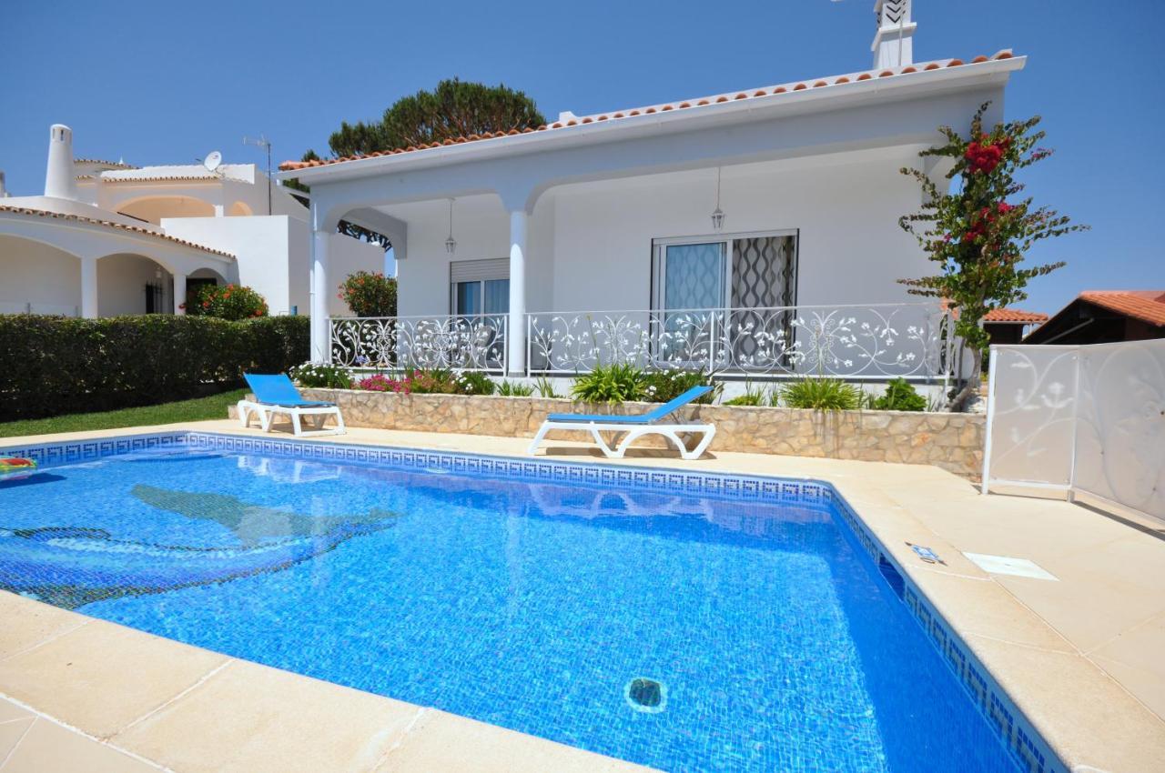 Well-Appointed Villa Is Situated In The Popular Resort Of Vilamoura Quarteira Exterior photo