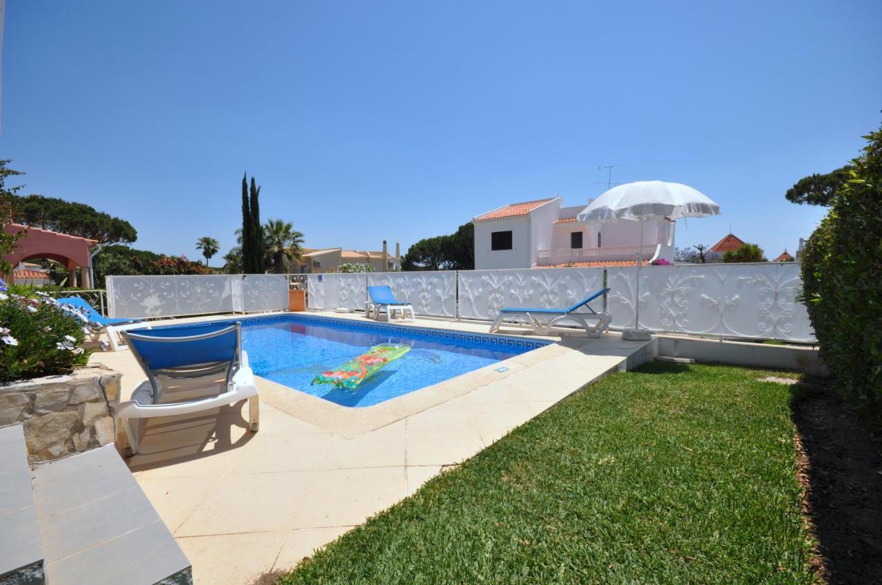 Well-Appointed Villa Is Situated In The Popular Resort Of Vilamoura Quarteira Exterior photo