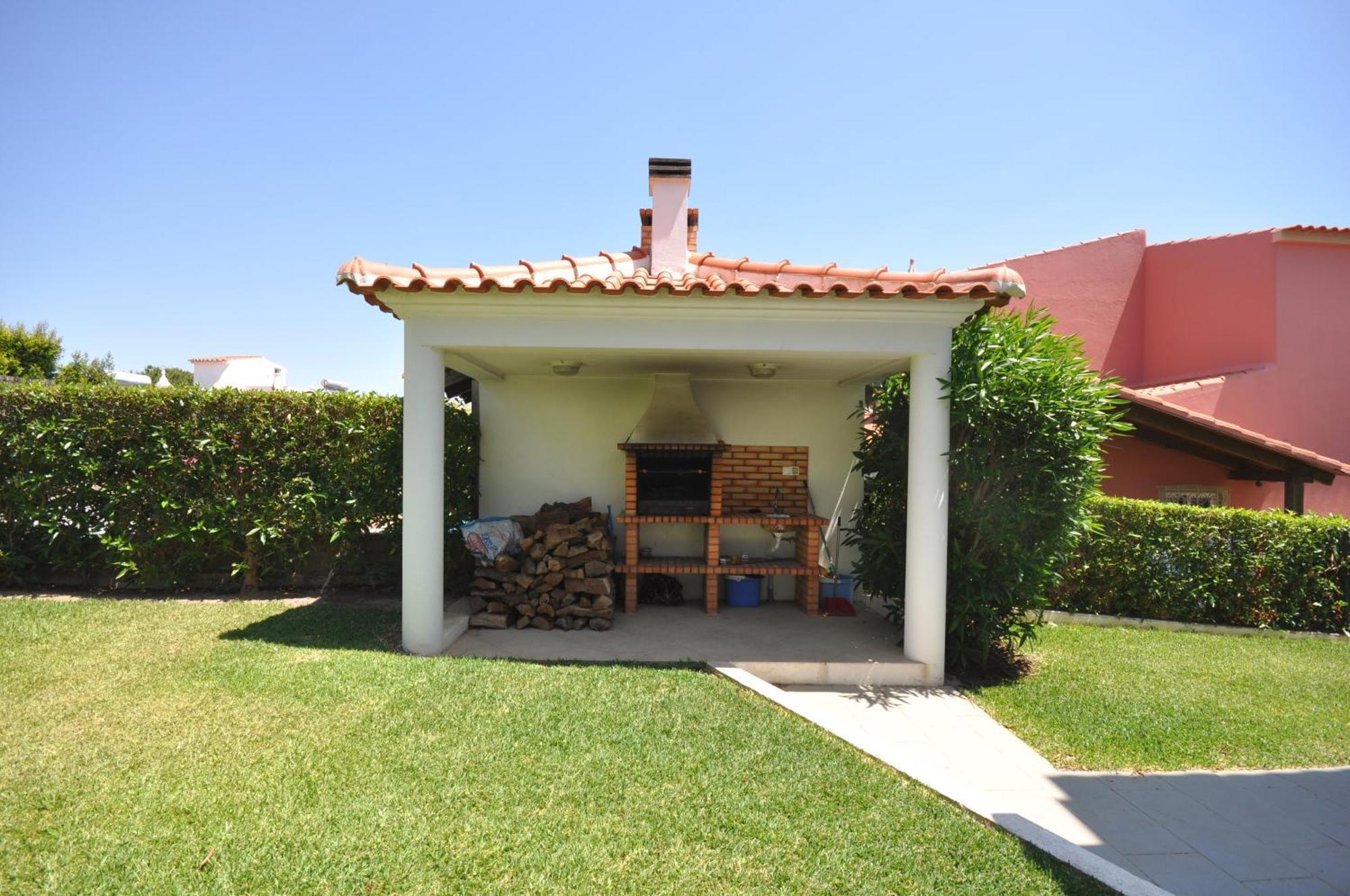 Well-Appointed Villa Is Situated In The Popular Resort Of Vilamoura Quarteira Exterior photo